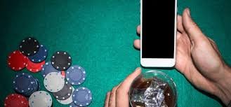 Filipino player installing the Acewin APK on an Android smartphone